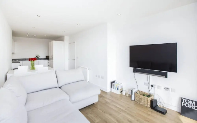 Bright 1 Bedroom East London Apartment with Balcony