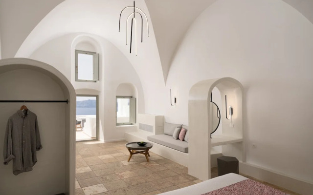 Adamis Majesty Suites