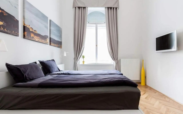 BpR Sophisticated Astoria Suite with Balcony