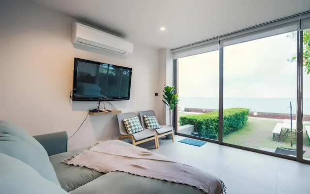 Sandbox beachfront villa2