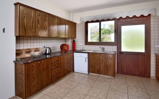 Villa Only 50m To The Sea, Sleeps 12, Polis