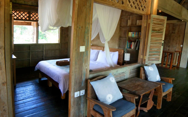 Artist Eco Villa With Wood And Clay – Guest Rooms – Ubud