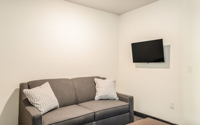 Cobblestone Hotel & Suites - Newport
