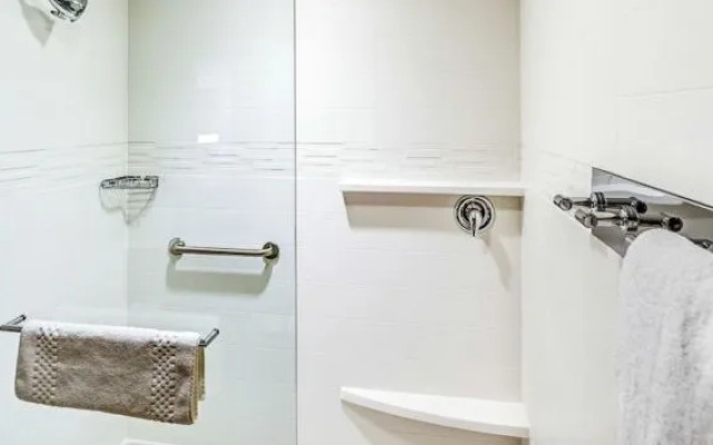 Residence Inn by Marriott Akron South / Green