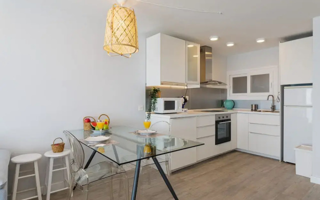 Sea View Apartment 2 Min Walk From the Beach