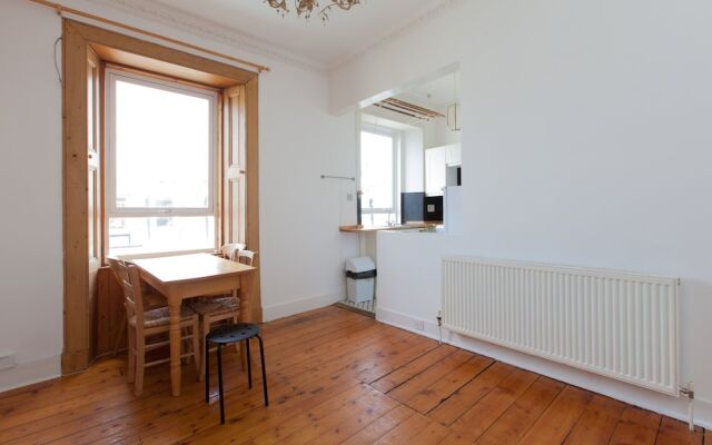 3 Bedroom Flat Near Leith