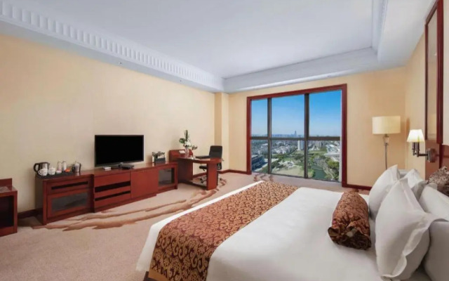 Longqi Jianguo Hotel