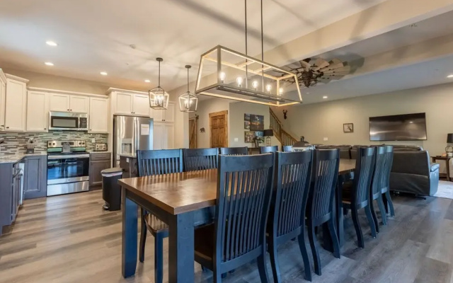 Ozarks Peak - Sleeps 25 7 Bedroom Home by Redawning