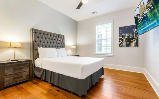 Spacious 5 BR Retreat with Pool - Near It All