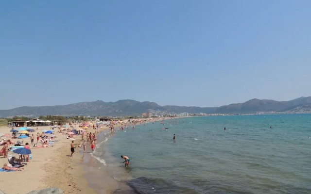 Apartment in Empuriabrava Near Beach