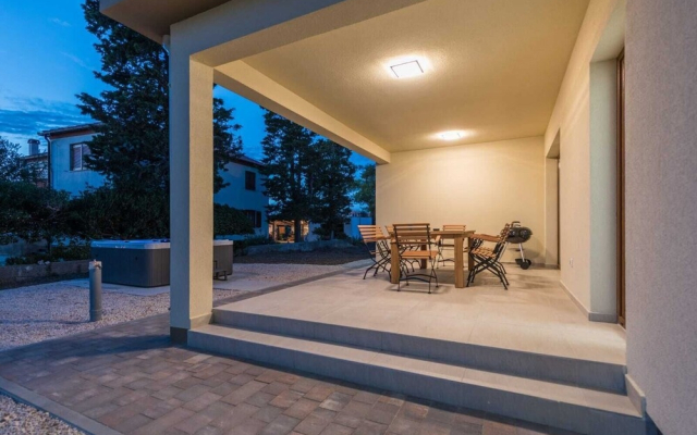 Holiday House with Hot Tub