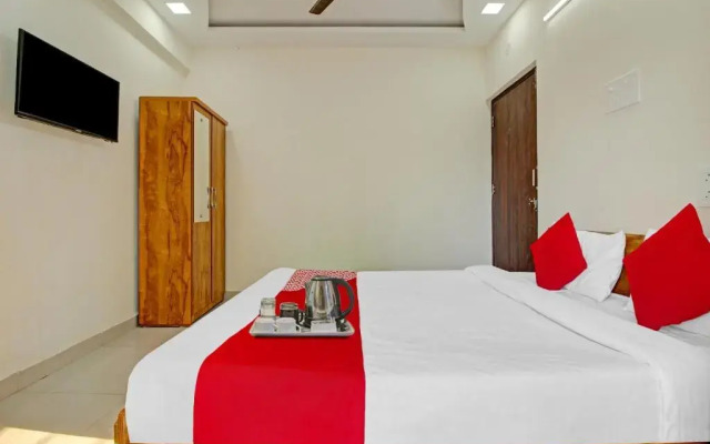 Oyo Flagship 93292 Hotel White House