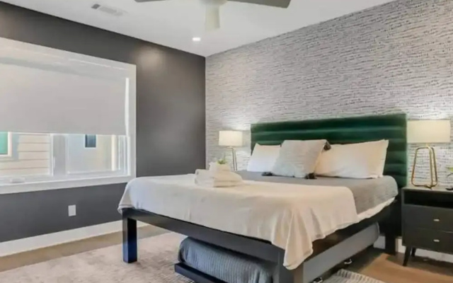 Spacious 4BR Minutes From Broadway- Sleeps 14