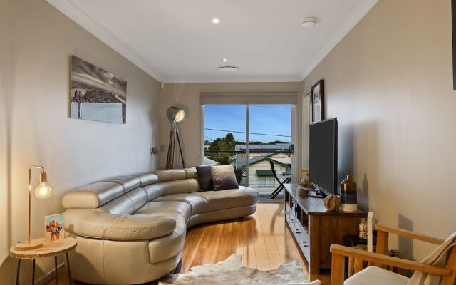 Resort Style Home near Airport & CBD – Guest Rooms – Hendra