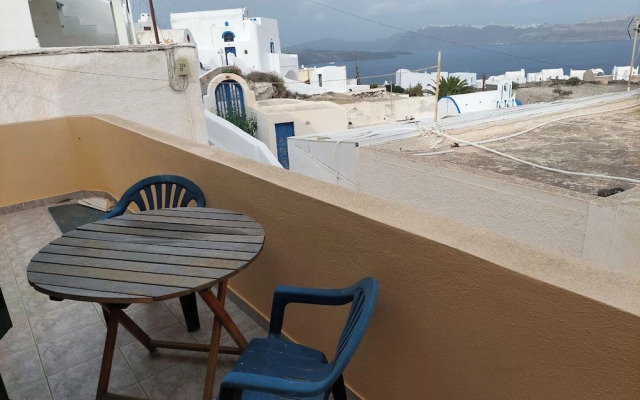 Akrotiri Cosy Studio with Patio and View
