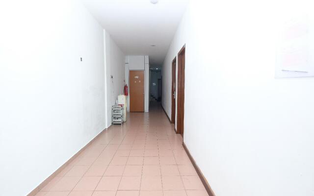 OYO 850 Gold Star Hotel