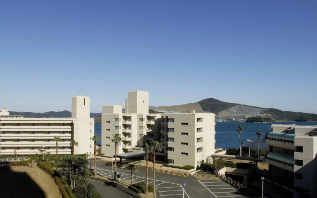 Wisterian Life Club Toba