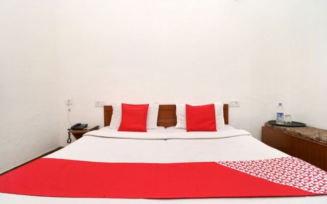 OYO 30237 Hotel Singh's 11