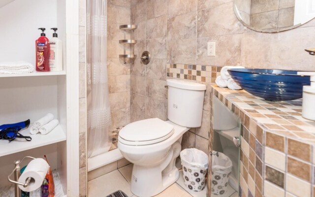 Cozy 1BR Apartment With a King Bed Near Downtown Ottawa