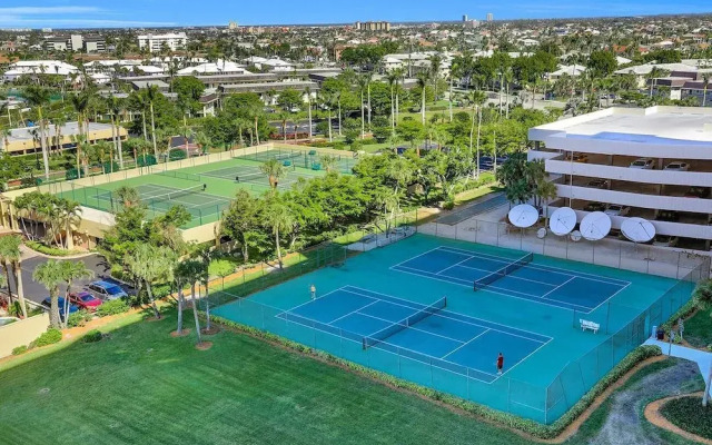 Cozy Beachfront Condo With Pool and Tennis Courts