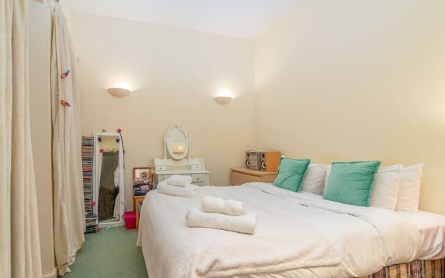 Charming 2 Bed Home In West Kensington Fits 4