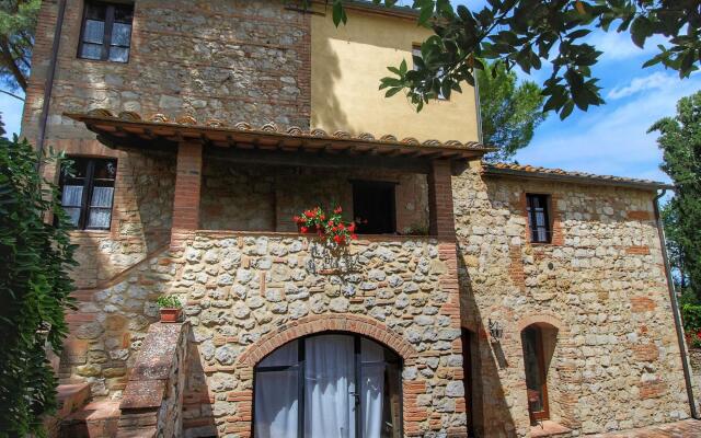 Apartment in a farmhouse with swimming pool