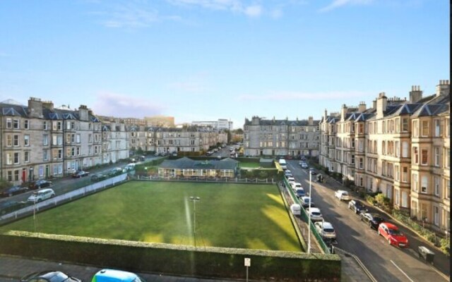 A Stunning Grand Apt near the Royal Botanic Garden