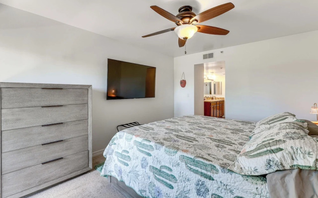 Golf Views & Pool Access: Central Scottsdale Condo