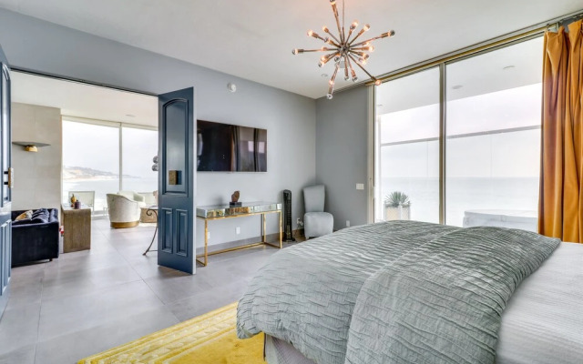 Oceanfront Apartment in Malibu w/ Beach Access!