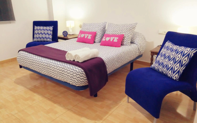 Central Apartment in Valencia with WIFI + Parking.