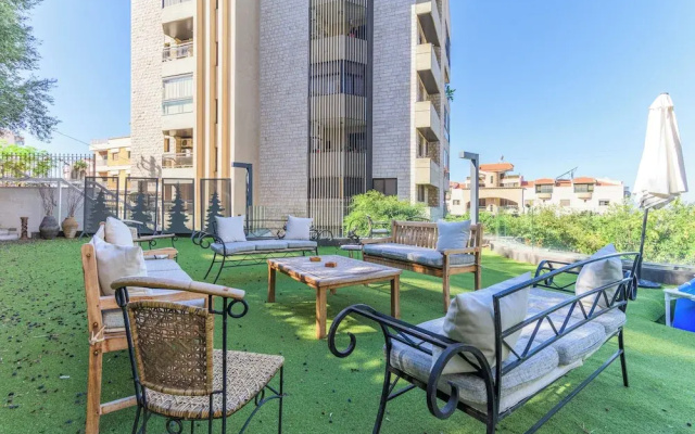 GlassHaus Rooftop 2-BR & Pool in Ghazir