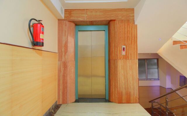 OYO 11585 Hotel Shreenithi