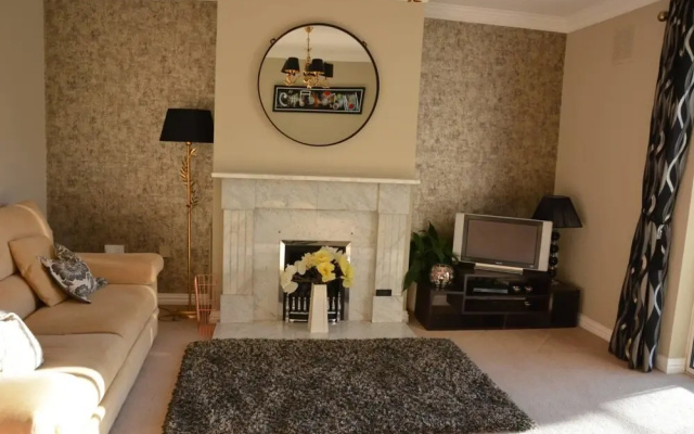 Modern 3 Bedroom Dublin House Near The Sea