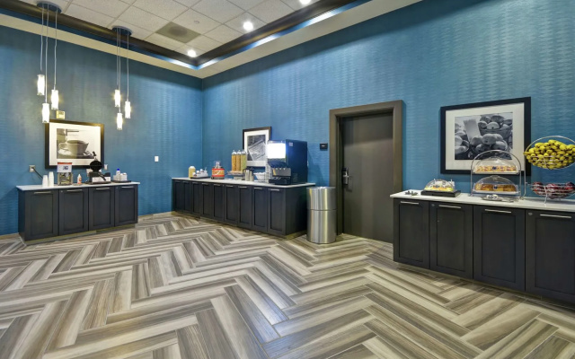 Hampton Inn & Suites Los Angeles Burbank Airport