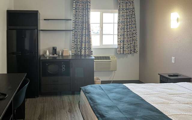 Studio 6 Suites Delano, CA