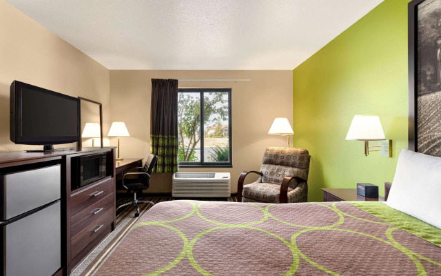 Super 8 by Wyndham Germantown/Milwaukee