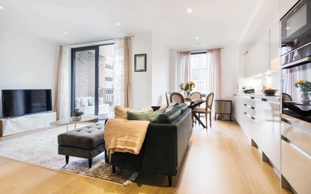Rosy and Cosy West London Apartment