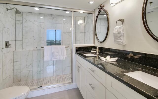 Trillium 5C Beach Front/private Balcony With Amazing Views/pool!