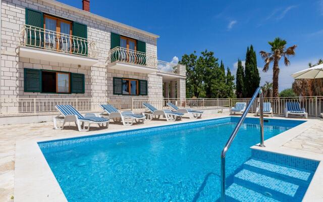 Child-friendly villa with private swimming pool and sea view in Sumartin, Brac island