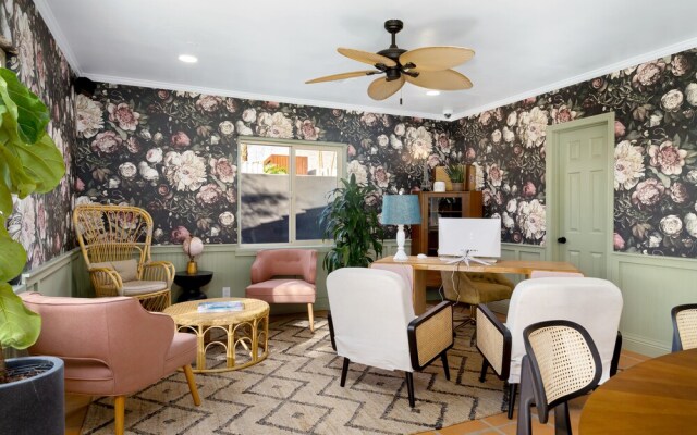 Fleur Noire Hotel