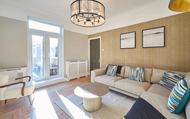 Host Stay Louvaine House
