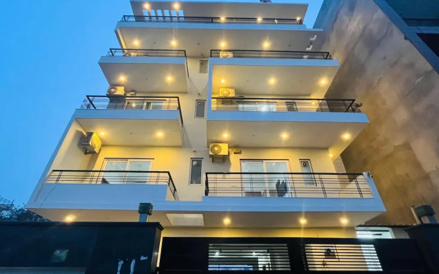 The Lodgers Luxury Studio Apartment In front of Artemis Hospital