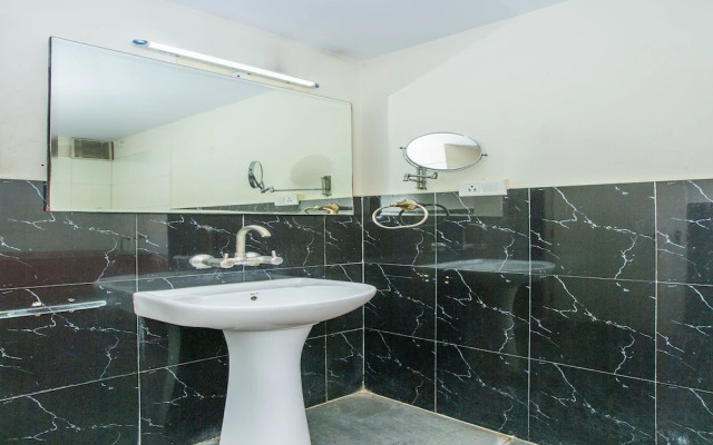 OYO 18762 Vaishnavi Residency