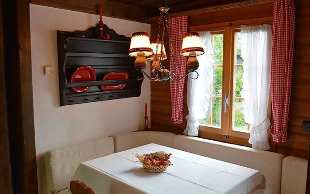 Ismene, Chalet