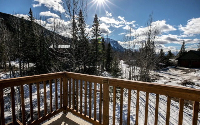 Dream 4-Br 4-Ba Chalet | Private Hot Tub | 2 min to Jasper National Park Gates