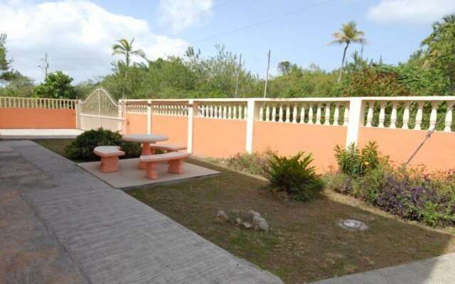 J&G's Tropical Apartments