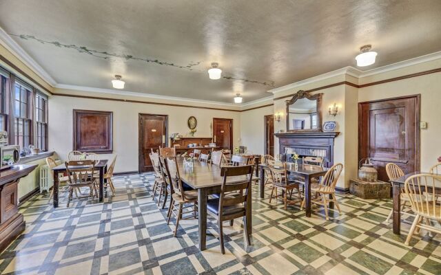 Oddfellow Inn & Farm