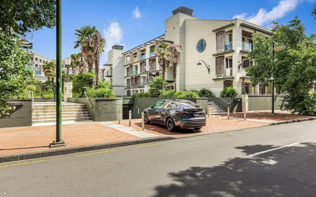 Spacious Viaduct Studio + Free Parking!