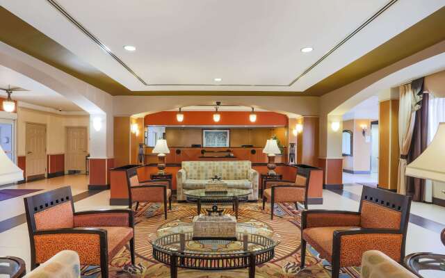 La Quinta Inn & Suites by Wyndham Islip - MacArthur Airport