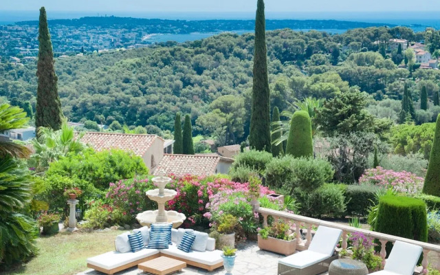 Villa Near Cannes With Pool and Views